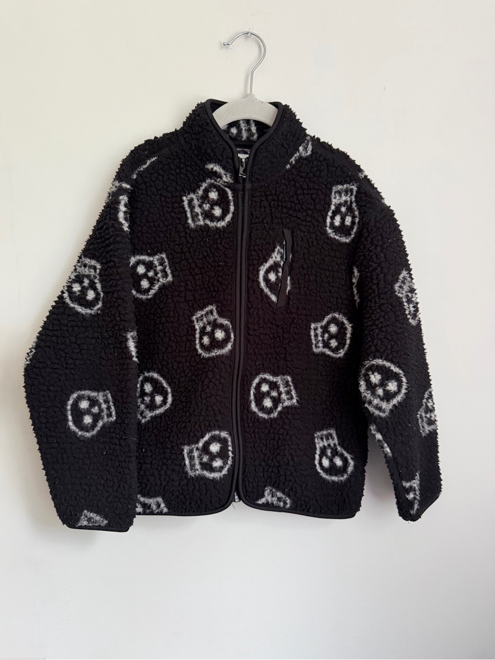 Old Navy Kids Black Sherpa Jacket with White Skull Pattern (Size 6-7)